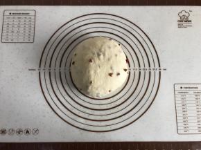 取出面团，排气后整圆，盖上保鲜膜松弛10分钟。