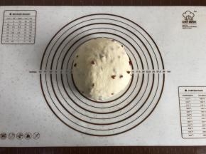 取出面团，排气后整圆，盖上保鲜膜松弛10分钟。