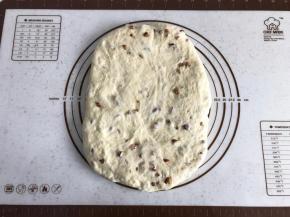 将面团擀成长方形，拍除边上的气泡。