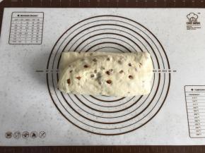 上下三分之一处向内对折。