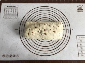 上下三分之一处向内对折。