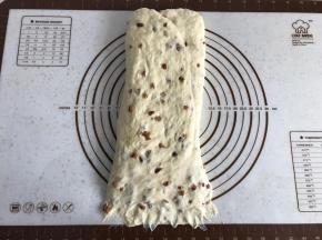 将面团90度转向后，擀成长条形，底部压薄。
