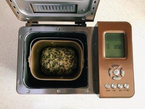 将面团放入面包机桶内，选择发酵，时间为50分钟。