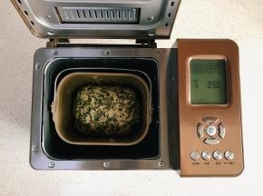将面团放入面包机桶内，选择发酵，时间为50分钟。