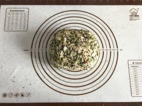 给面团表面刷上一层清水，再裹上果仁。