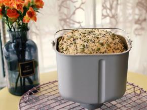 马上取出面桶，倒出面包晾凉。