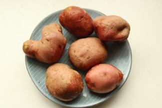 红皮土豆，看上去像是地瓜，表面没有那么光滑，不过味道不错。