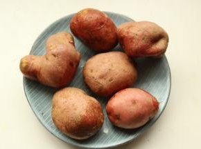 红皮土豆，看上去像是地瓜，表面没有那么光滑，不过味道不错。