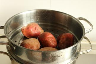 土豆洗干净，放入蒸锅，大火蒸20分钟左右，视土豆大小调整时间。