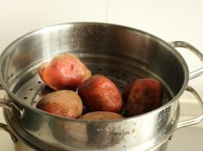 土豆洗干净，放入蒸锅，大火蒸20分钟左右，视土豆大小调整时间。