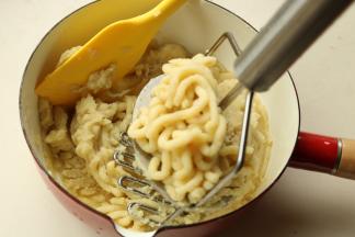 放入略微深一点的容器里，用压泥器压成比较细腻的土豆泥。