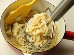 放入略微深一点的容器里，用压泥器压成比较细腻的土豆泥。