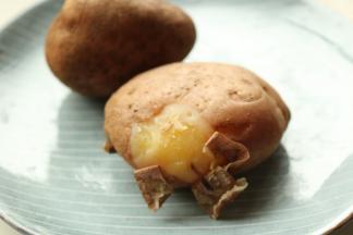 蒸熟的土豆，去皮。