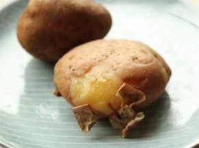 蒸熟的土豆，去皮。