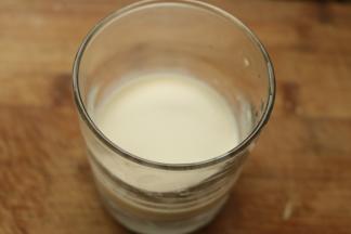 炒土豆泥的时候，量取一些牛奶，微波炉加热一下。