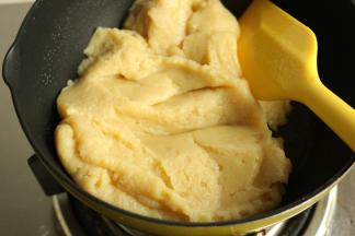 炒一会至黄油完全被土豆泥吸收，融合在一起。