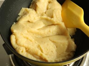 炒一会至黄油完全被土豆泥吸收，融合在一起。