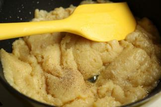 最后炒成比较细滑的状态，加入盐和胡椒粉调味。