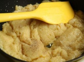 最后炒成比较细滑的状态，加入盐和胡椒粉调味。