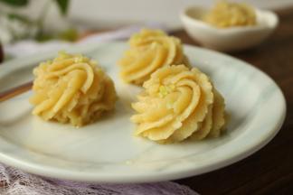 这时候就可以吃了，但是我们要装入裱花袋，用花嘴挤出形状。这样吃起来会更开心一些呢。