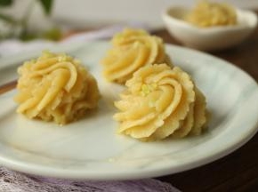 这时候就可以吃了，但是我们要装入裱花袋，用花嘴挤出形状。这样吃起来会更开心一些呢。