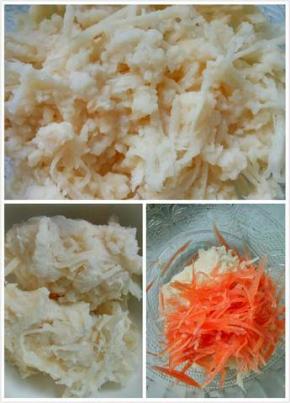 莲藕洗干净，去皮切丝，挤掉多余水分，胡萝卜也一样切丝