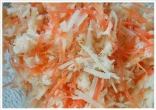 把两种蔬菜混合在一起。