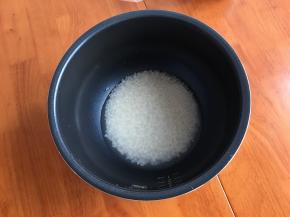 大米洗净后加适量的清水，加入紫薯，水要多加一些，比平时煮饭的水要稍微再多一点