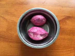 紫薯原图两个削皮洗净