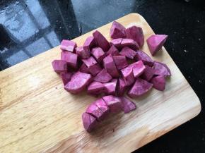 电饭煲锅内加入等量的大米