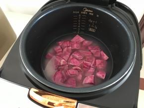 放入电饭煲内启动煮饭程序