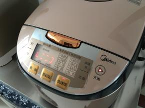 煮好的米饭稍微有点黏有点湿润才行，趁热用勺子把紫薯都压扁，和米饭混合一起拌拌，这样吃起来就不会觉得紫薯很噎人了