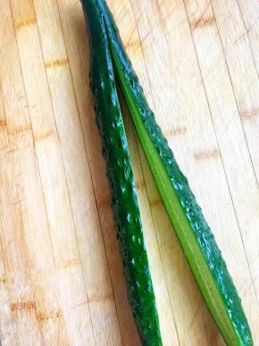 黄瓜洗净从中间一切两半