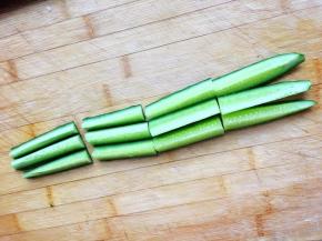 然后切成四小段，另一半也这样切好