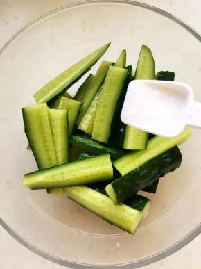 放入一个碗中，加入盐