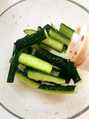 倒入一勺生抽拌匀