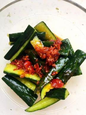 加入两勺辣椒酱拌匀就好了