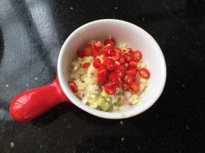 葱姜蒜切沫，小辣椒切圈儿，混合在一起