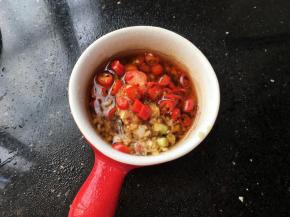 锅内烧热油直接泼上，用筷子搅拌均匀准备待用