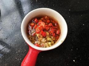 锅内烧热油直接泼上，用筷子搅拌均匀准备待用