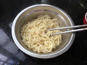 捞出面条散散热气