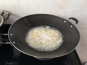 锅内烧水至开放面条煮至八分熟