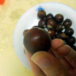 栗子洗净沥干，用小刀在栗子的身体处划上一刀。