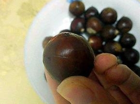 栗子洗净沥干，用小刀在栗子的身体处划上一刀。