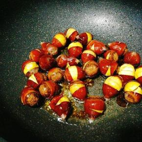 和油加上适量的水煮至糖溶化，倒入栗子