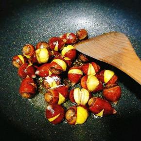 加点盐继续小火翻炒