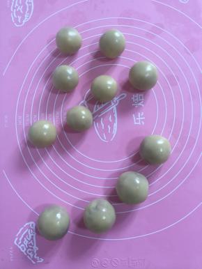 依次把所有的皮和馅儿料包好，搓圆备用！
