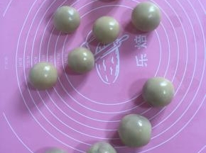依次把所有的皮和馅儿料包好，搓圆备用！