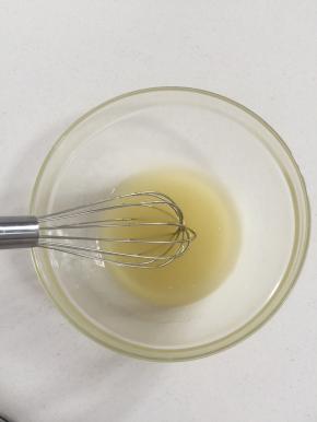 用手抽混合均匀，搅拌至花生油乳化发白和转化糖浆融为一体即可。