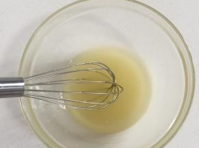 用手抽混合均匀，搅拌至花生油乳化发白和转化糖浆融为一体即可。